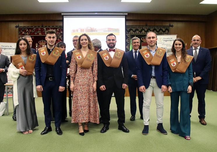 Imagen principal - La Escuela de Ingenierías de León celebra la graduación de 321 estudiantes