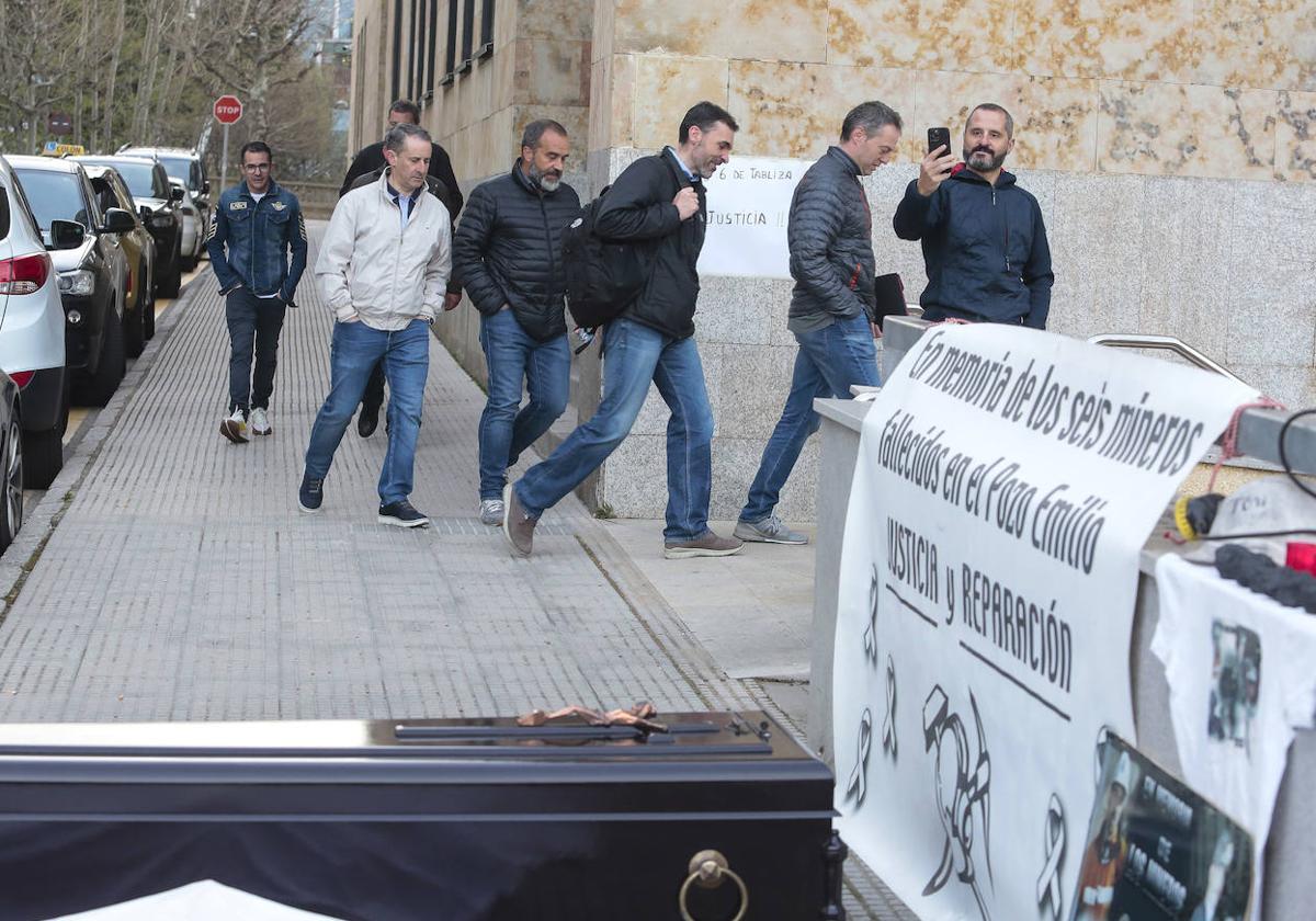 Los acusados llegan a los juzgados donde hay colocado un atúd y cinco cuerpos tapados por sábanas.