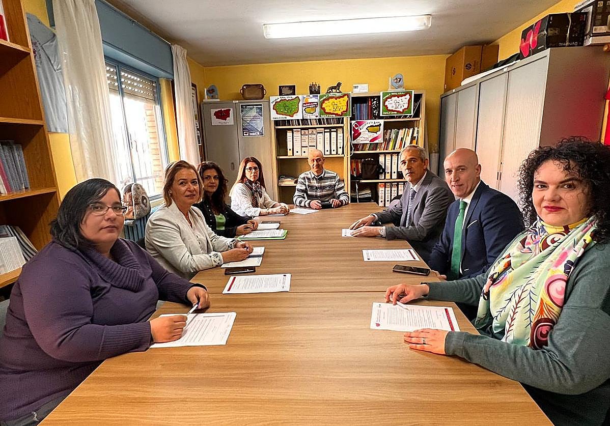 El candidato se reunió con los representantes de las AMPAS y adelantó nuevas ayudas desde el Ayuntamiento y nuevas actividades extraescolares.