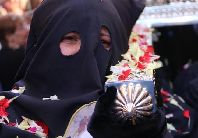 La emoción de una bracera en un momento de una procesión.