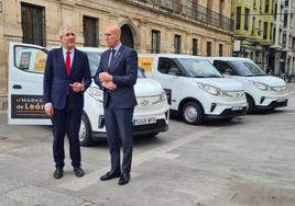 El concejal de Comercio y el alcalde presentan las nuevas furgonetas del Market Place.