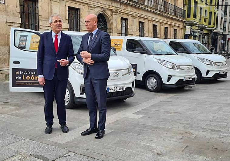 El concejal de Comercio y el alcalde presentan las nuevas furgonetas del Market Place.