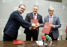 El presidente de la Diputación de León, Eduardo Morán (C); el director general del Incibe, Félix Barrio (I), y el rector de la ULE, Juan Francisco García Marín (D), firman un acuerdo de colaboración.