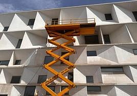 Los trabajadores del servicio de mantenimiento de edificios públicos del Ayuntamiento de León está llevando a cabo la limpieza de la fachada del Auditorio Ciudad de León