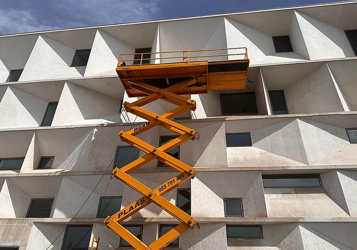 Los trabajadores del servicio de mantenimiento de edificios públicos del Ayuntamiento de León está llevando a cabo la limpieza de la fachada del Auditorio Ciudad de León