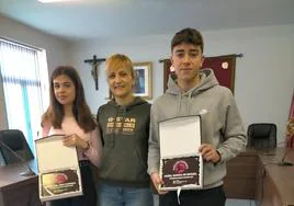La concejala de deportes, Soraya Bernal, entrega una placa a María del Amo y Ángel García.