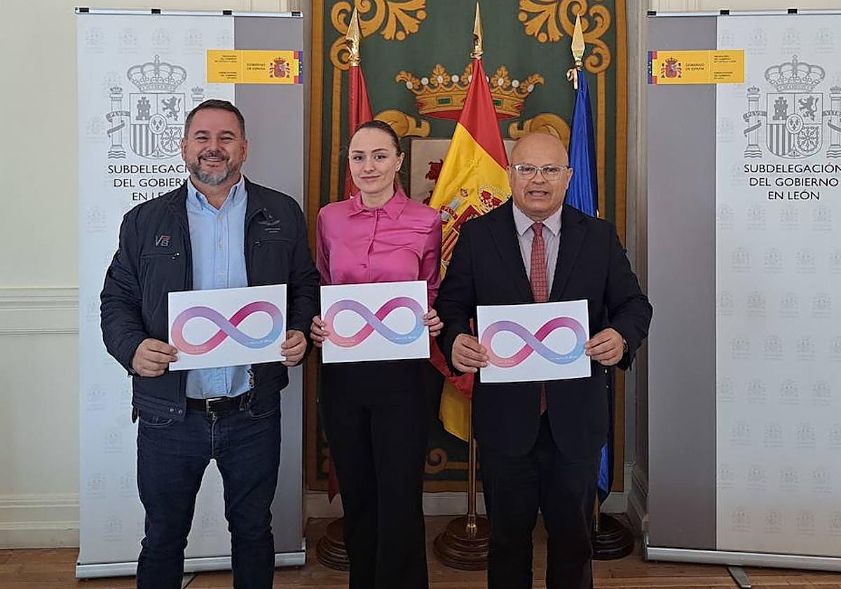 Faustino Sánchez con los representantes de Austismo León.