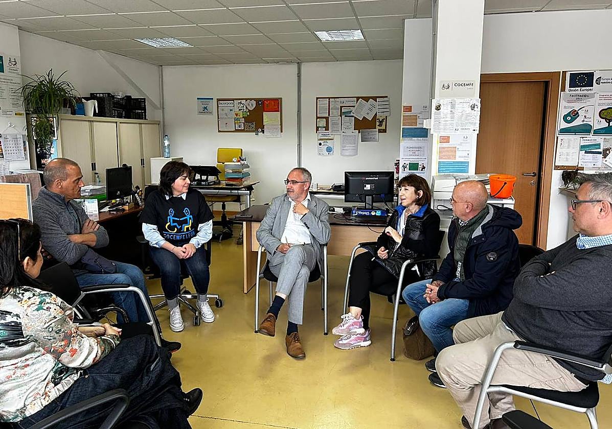 El candidato socialista se reúne con COCEMFE.