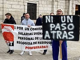 Los trabajadores del servicio de recogida de residuos se concentran a las puertas del Ayuntamiento.
