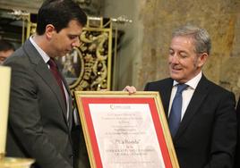 El presidente de la Cámara de Comercio de León, Javier Vega, entrega la distinción al abad de la Cofradía del Dulce Nombre de Jesús Nazareno, Juan Muñiz, como representante de La Ronda.