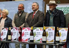 Eduardo Morán y Matías Llorente entregan los diplomas a las bodegas ganadoras de los II Premios Pisado.