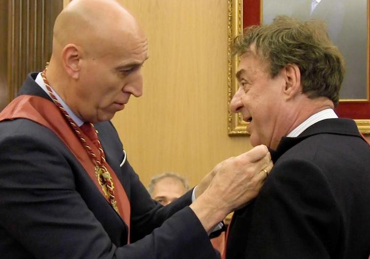 El alcalde de León impone la banda, medalla e insignia al nuevo concejal del Ayuntamiento.