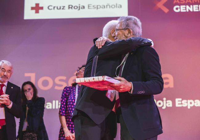 El leonés José Varela, condecorado con la Medalla de Oro de Cruz Roja España.