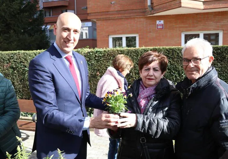 El alcalde, José Antonio Diez, reparte plantas en la inauguración de la ampliación del parque Juan Morano.