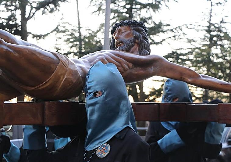 El Vía Crucis de la Bienaventuranza salió de la iglesia de San Claudio este Sábado de Pasión.