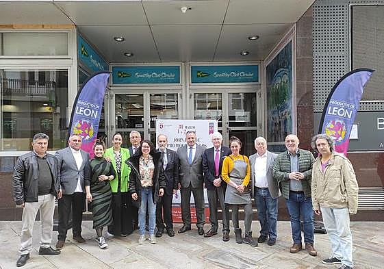 Eduardo Morán junto a algunos de los productores que han ido hasta La Coruña para presentar sus productos.