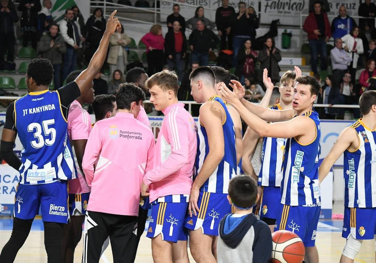 Jugadores del Clínica Ponferrada celebran con la afición.