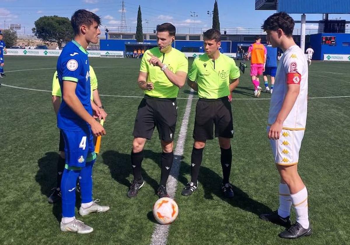 Los capitanes en el sorteo de campo.