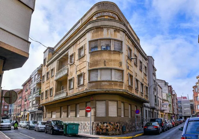 Imagen del edificio de la antigua Maternidad de La Bañeza.