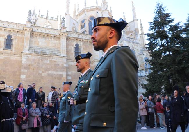 La Guardia Civil escolta el paso de la Virgen del Gran Poder.