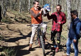 Juan Carlos Suárez-Quiñones durante su visita al Centro de MTB Zona Alfa León en Pola de Gordón.