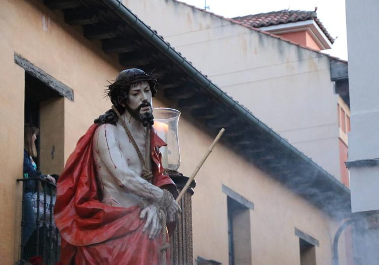 Imágenes de la salida de la procesión de Nuestro Jesús de la Rdención en la plaza del Grano.