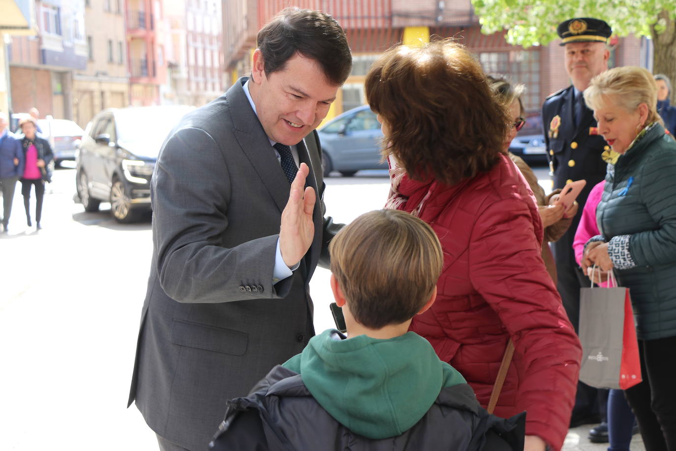 El presidente de la Junta participa en la apertura de la Casa de la Poesía-Fondo Cultural Antonio Colinas de La Bañeza