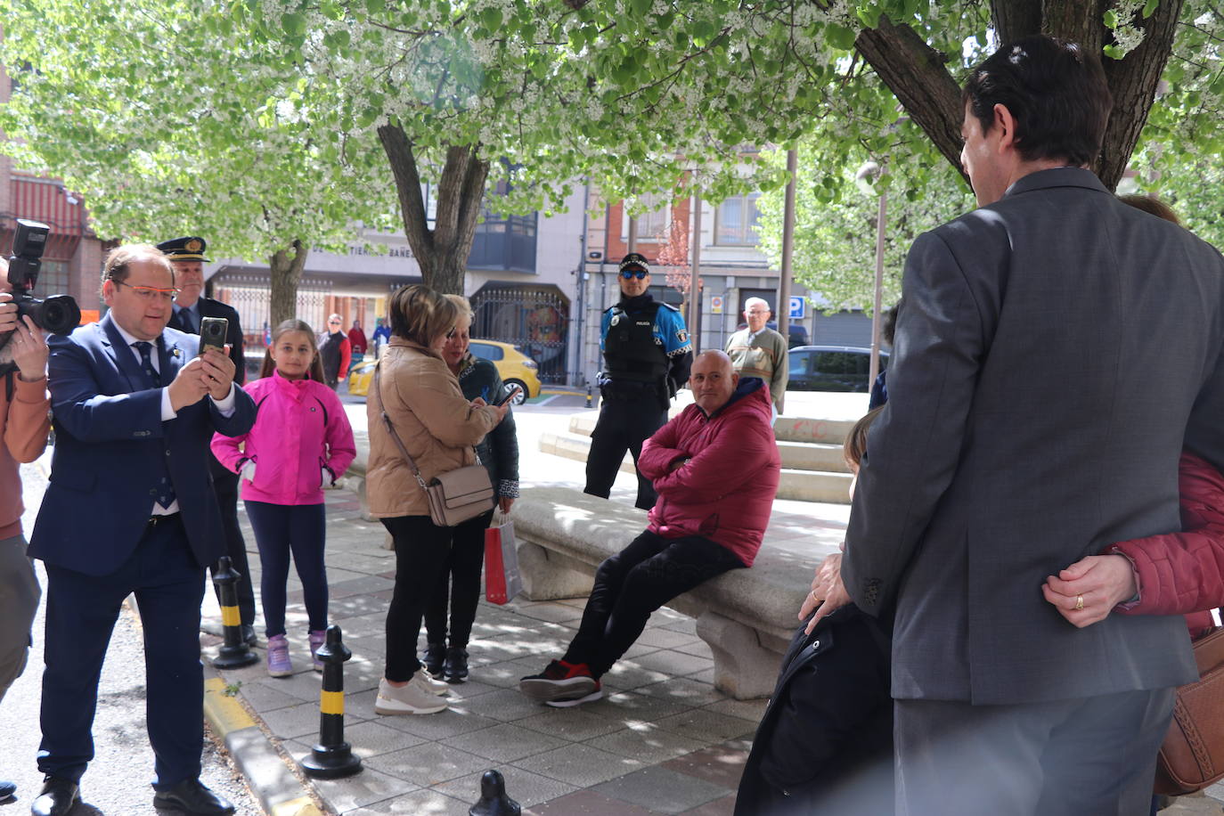El presidente de la Junta participa en la apertura de la Casa de la Poesía-Fondo Cultural Antonio Colinas de La Bañeza