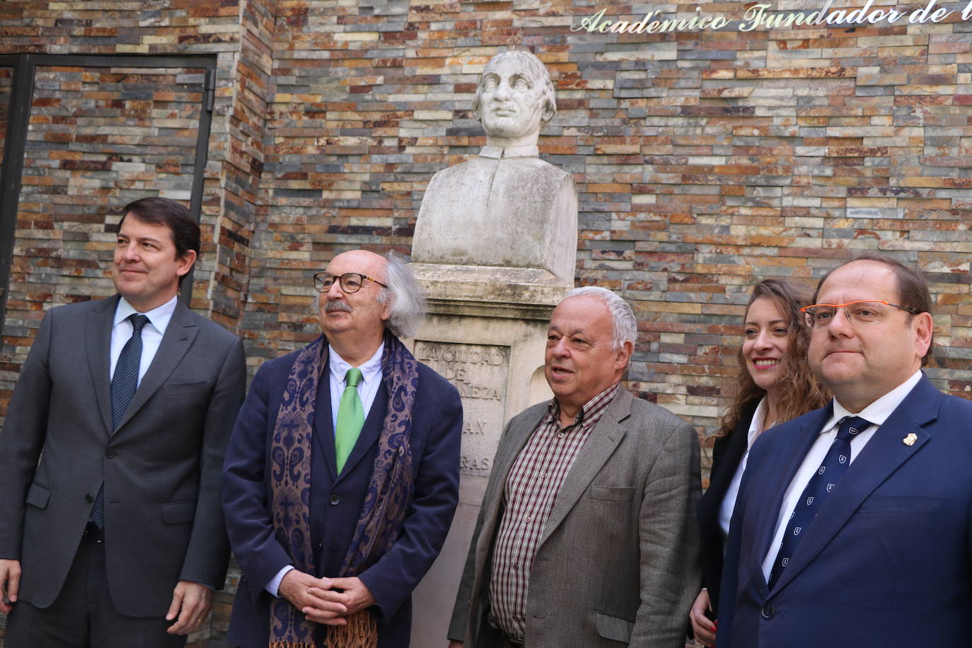 El presidente de la Junta participa en la apertura de la Casa de la Poesía-Fondo Cultural Antonio Colinas de La Bañeza