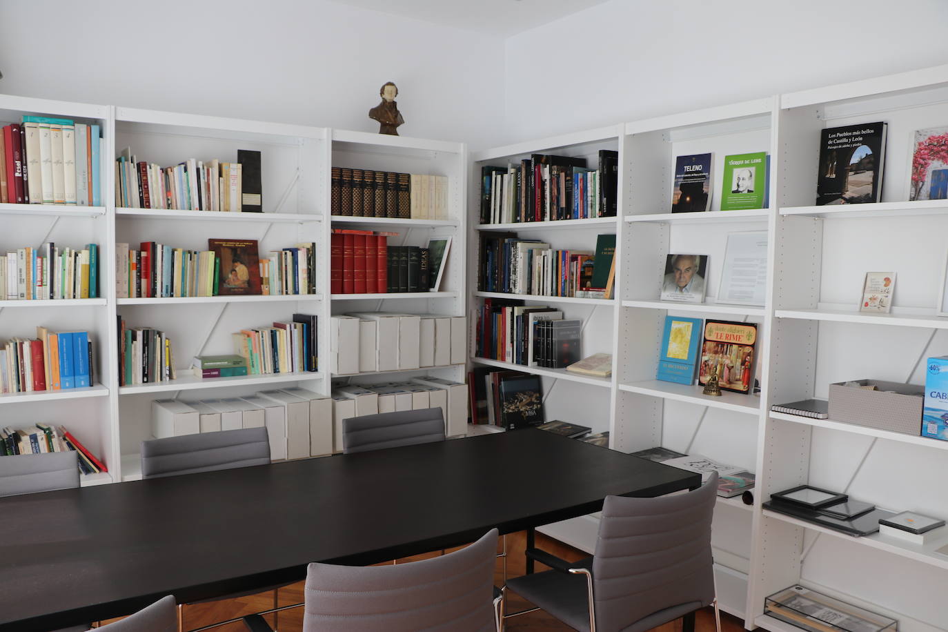 El presidente de la Junta participa en la apertura de la Casa de la Poesía-Fondo Cultural Antonio Colinas de La Bañeza