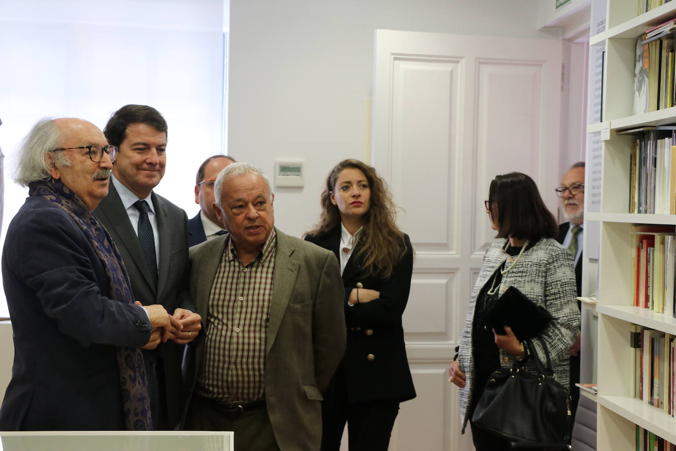 El presidente de la Junta participa en la apertura de la Casa de la Poesía-Fondo Cultural Antonio Colinas de La Bañeza