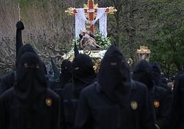 La Virgen de las Angustias caminó por León rodeado de una masiva participación de papones de filas con capillo y túnica negra.