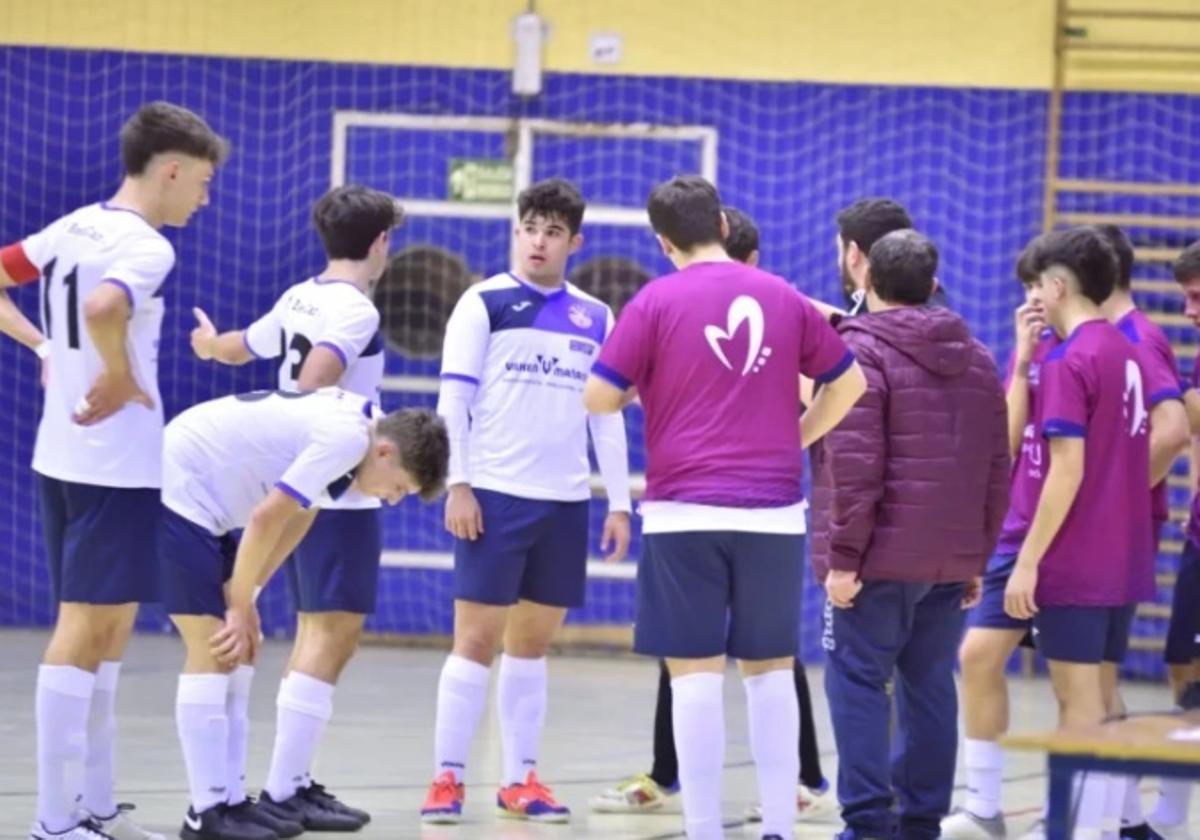 El entrenador David Gutiérrez 'Guti' da instrucciones a sus jugadores durante un momento del partido.