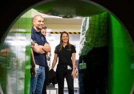 El astronauta leonés Pablo Álvarez inicia el curso que le llevará al espacio. Más de tres años de preparación en los que aprenderá a pilotar aviones, manejarse en el espacio, idiomas como el ruto y cuestiones tan poco comunes como aprender a empastar muelas o poner vías sanitarias.