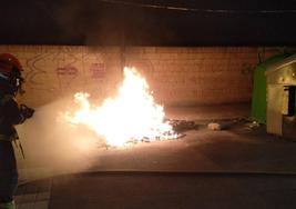 Un incendio calcinó este noche un contenedor en la calle Gregoria Campillo de Ponferrada.