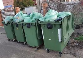 Contenedores cargados de residuos en la localidad de Sanfelismo, afectada por la huelga.