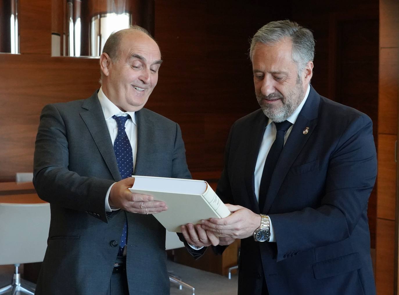 El Procurador del Común entrega el informe de actividad del 2022