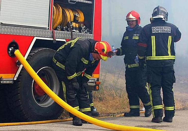 Bomberos de Ponferrada en un incendio.