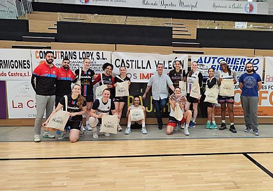 Jugadoras y cuerpo técnico del Bembibre enseñan el regalo suministrado por el patrocinador del club.