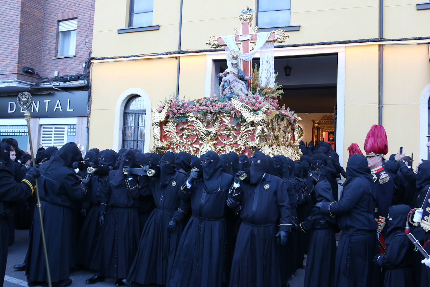 León, mira el dolor de la Madre