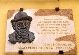 Placa colocada en la calle La Sal en recuerdo del poeta Francisco Pérez Herrero