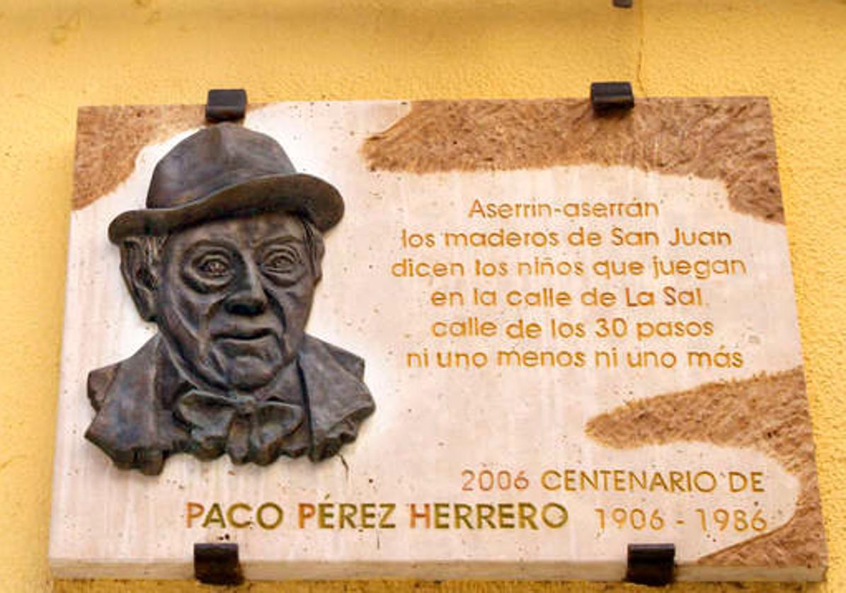 Placa colocada en la calle La Sal en recuerdo del poeta Francisco Pérez Herrero