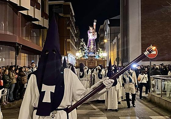 La procesión del Silencio recorre el centro de Ponferrada.