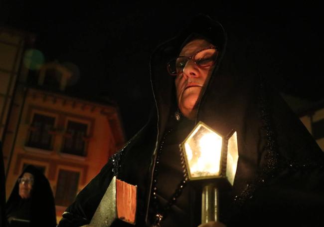 Una mujer enlutada acude a procesión.