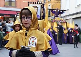 Un joven papón desfila ante el paso titular de la Cofradía de la Agonía de Nuestro Señor.