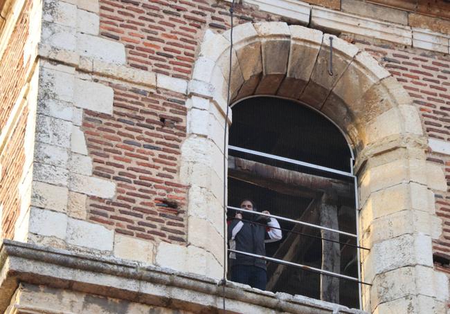 Un hombre ve la salida de la Morenica desde el campanario.