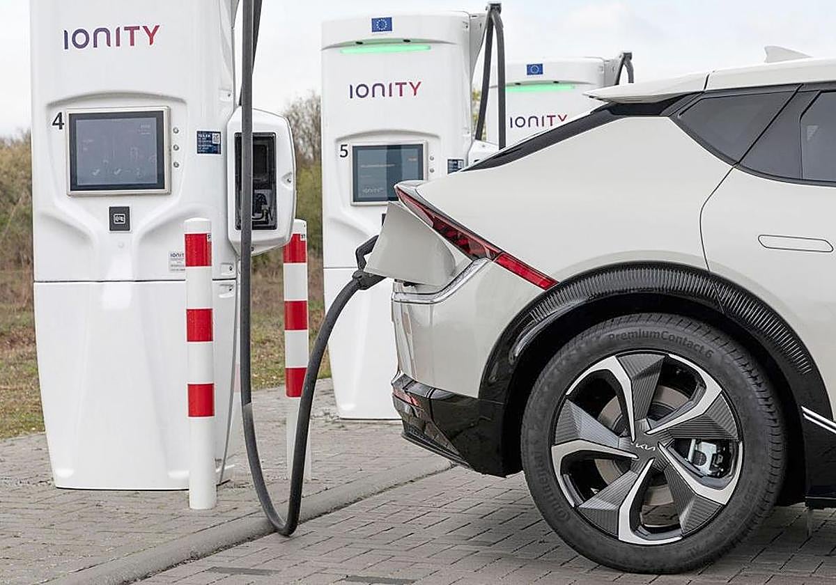 Imagen de una electrolinera. León precisará de medio centenar en el corto plazo, un centenar si entra en escena el tramo de la red provincial.