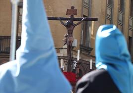 La Cofradía del Santo Cristo de la Bienaventuranza, este jueves santo, en León