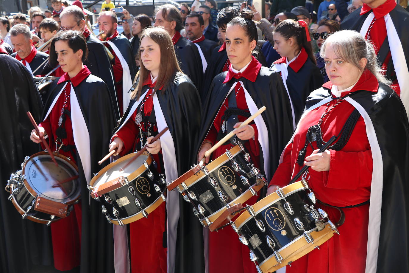 León escucha el pregón de las Siete Palabras