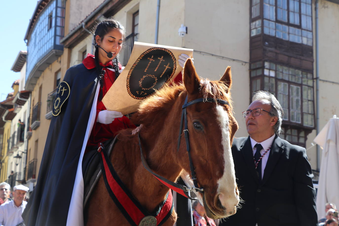 León escucha el pregón de las Siete Palabras